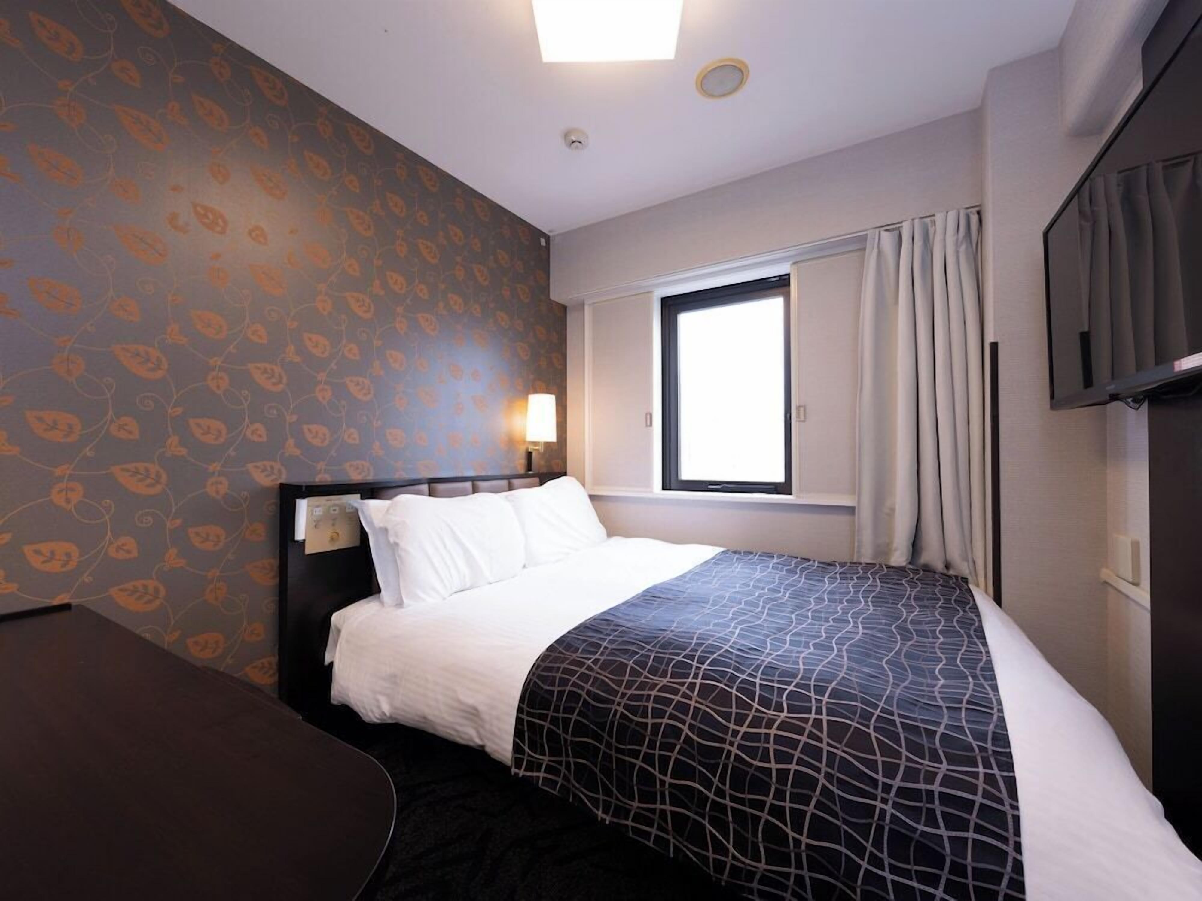 Luxe beddengoed, donzen dekbedden, individueel gedecoreerd, een bureau