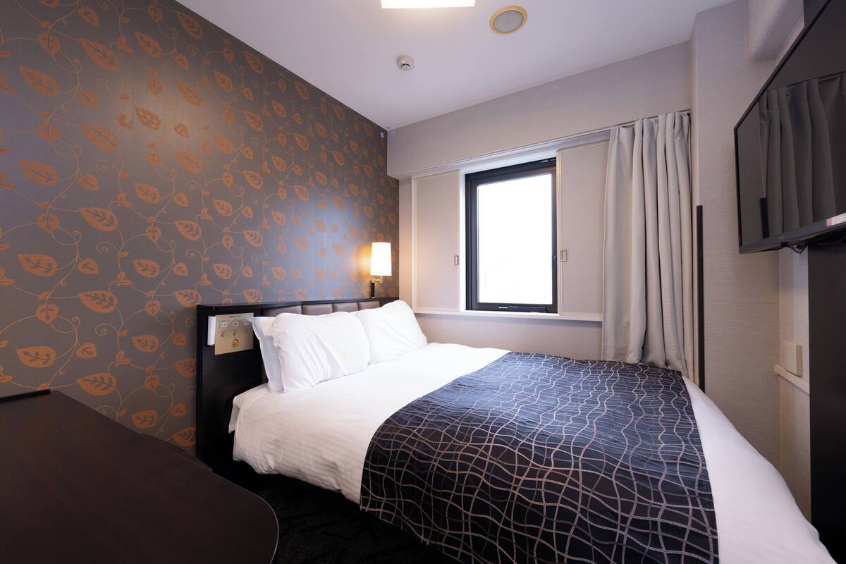 1 bedroom, premium bedding, down comforters, individually decorated