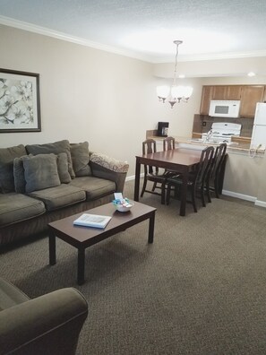 39-inch flat-screen TV with satellite channels, TV, DVD player - Condotels (Lansing)