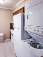 Geladeira grande, micro-ondas, fogão, cooktop