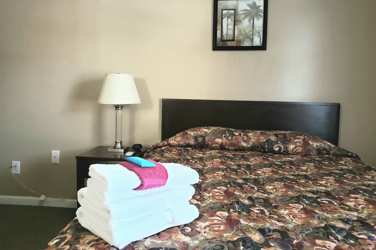 3 bedrooms, individually decorated, individually furnished, desk