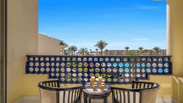 Suite, 1 kingsize-seng, bassengutsikt (Suite Pool View) | Terrasse/patio