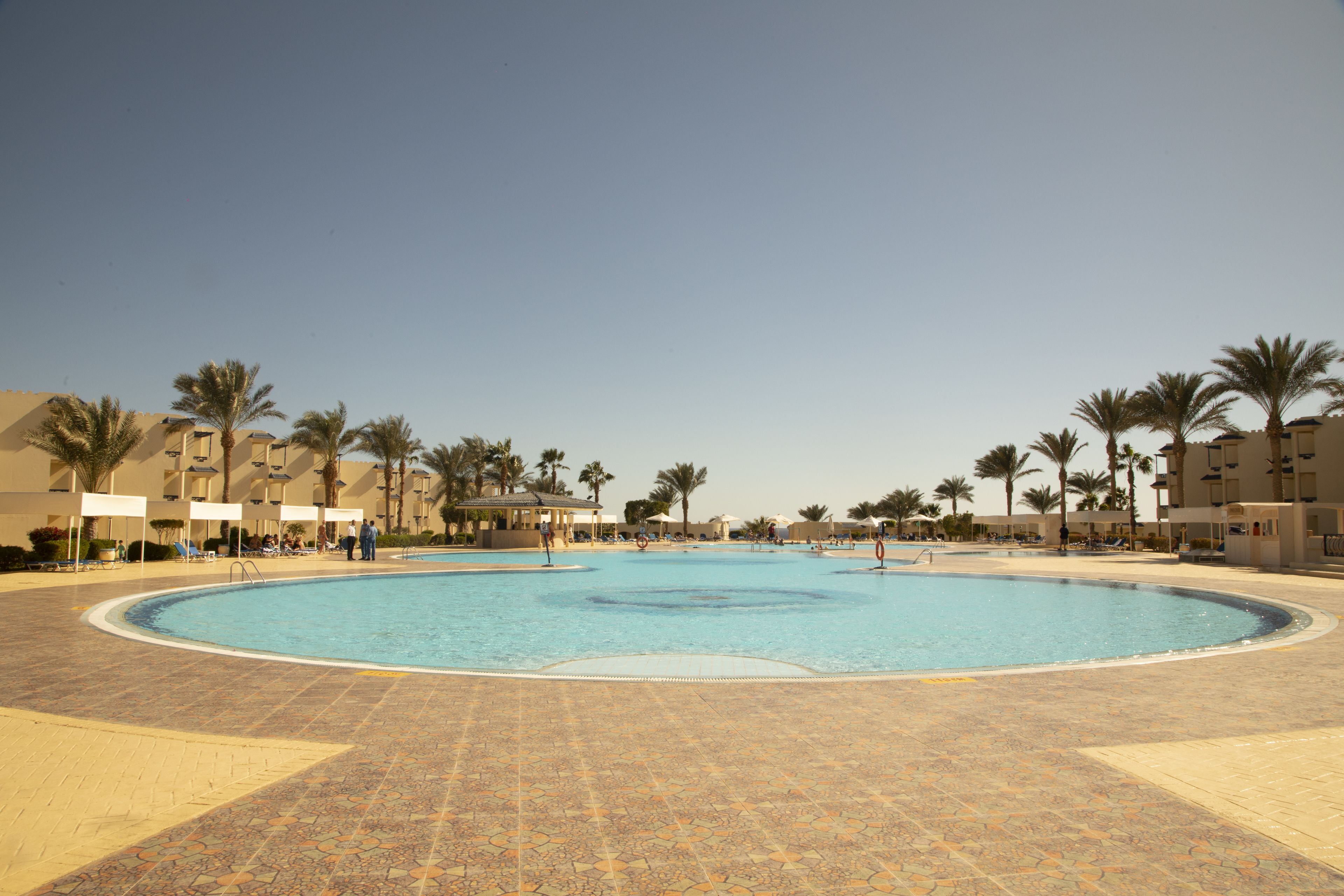 2 outdoor pools, open 8:00 am to 5:30 pm, free pool cabanas