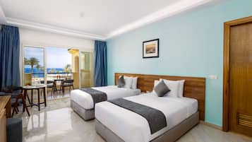 Rom – deluxe, 1 dobbeltseng, sjøutsikt | Senger med overmadrass, minibar, safe på rommet og blendingsgardiner