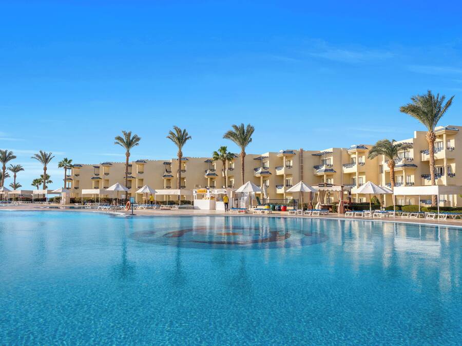 2 piscinas externas, funciona das 8h às 17h30, barracas de cortesia