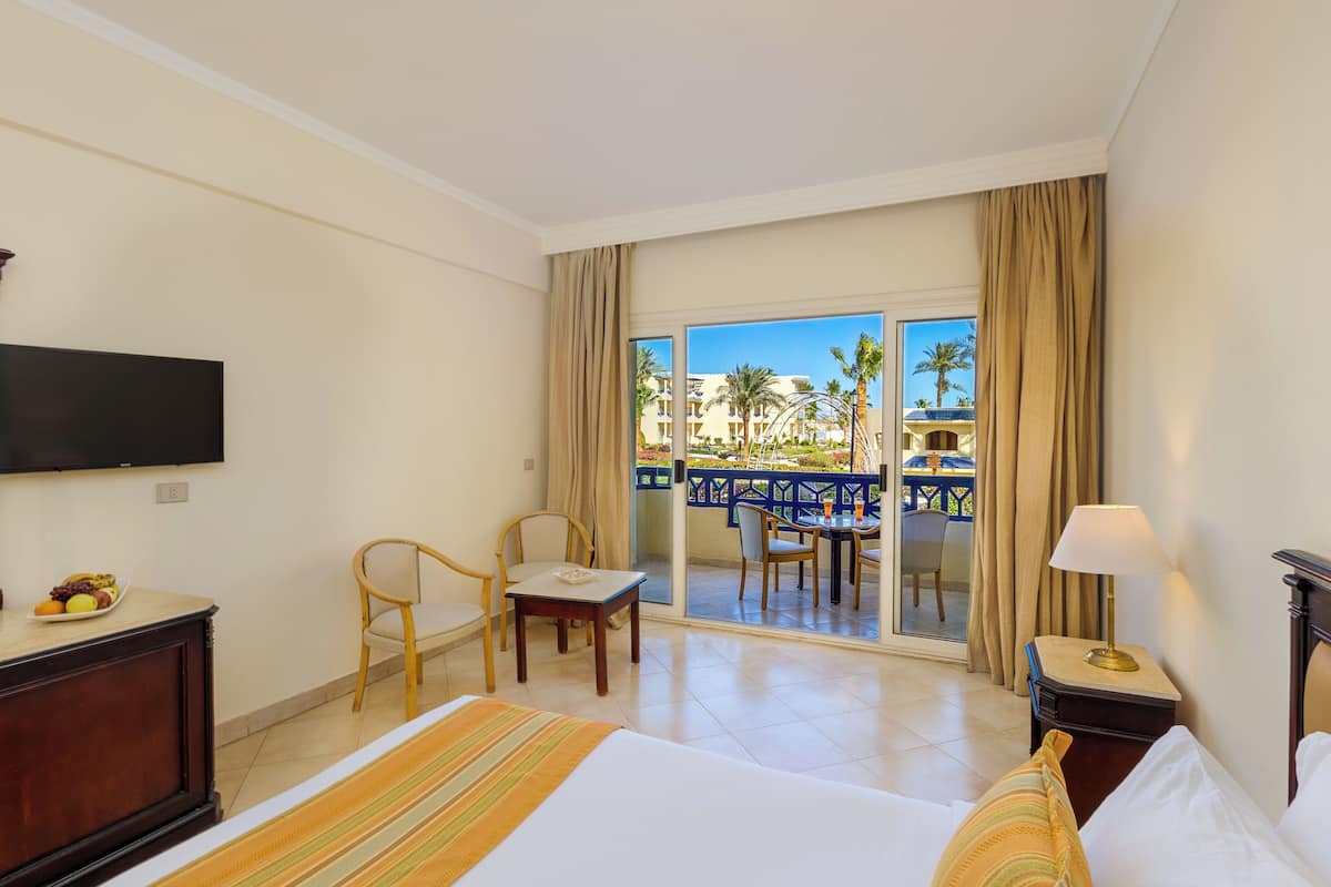 Standard Room, 1 Double Bed, Garden View (Standard Garden View) | Pillowtop beds, minibar, in-room safe, blackout drapes