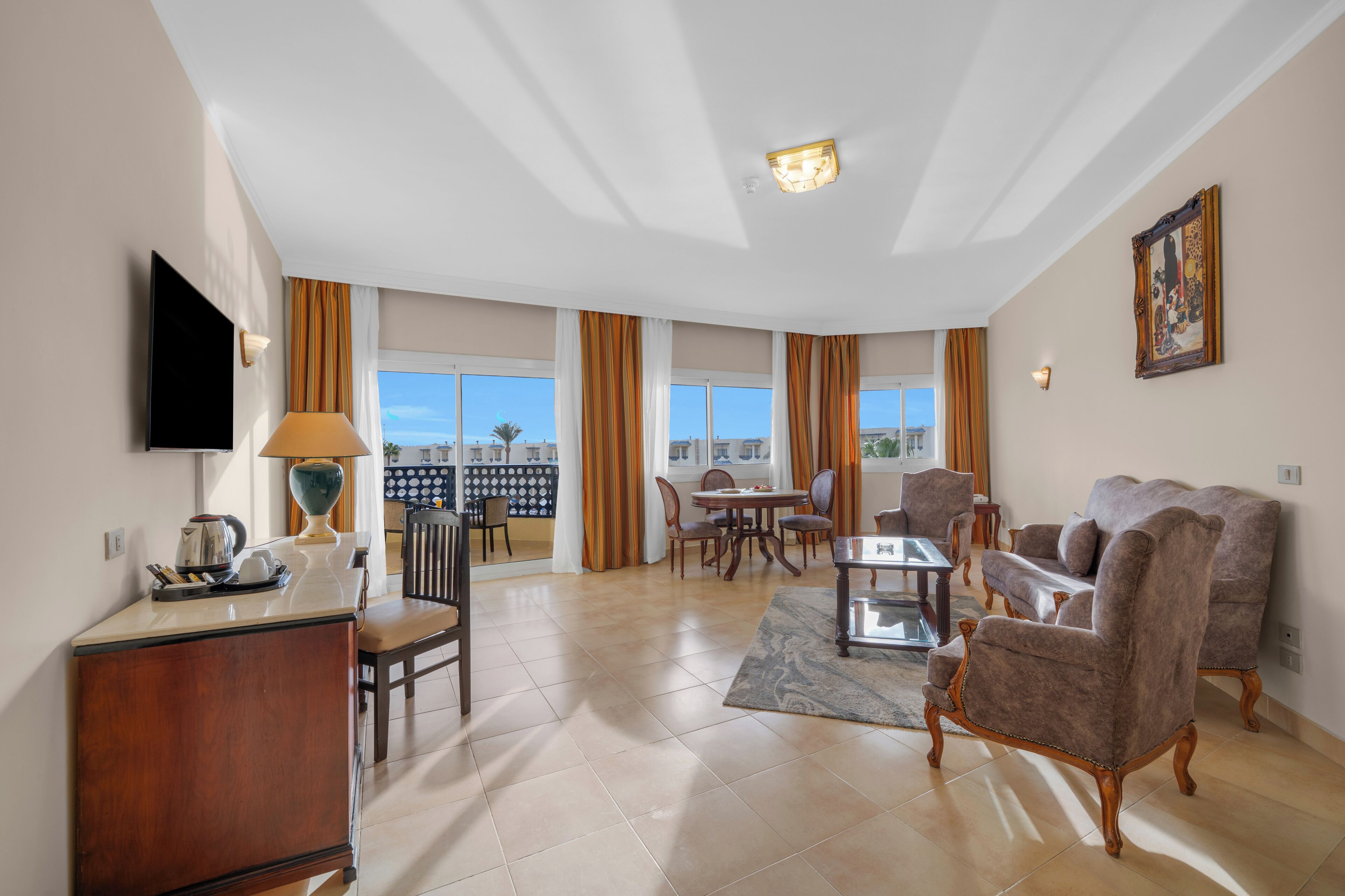 Suite, 1 kingsize-seng, bassengutsikt (Suite Pool View) | Oppholdsområde | En 32-tommers TV med Parabol-TV samt peis