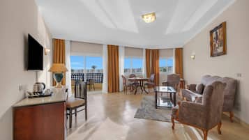 Suite, 1 kingsize-seng, bassengutsikt (Suite Pool View) | Oppholdsområde | En 32-tommers TV med Parabol-TV samt peis