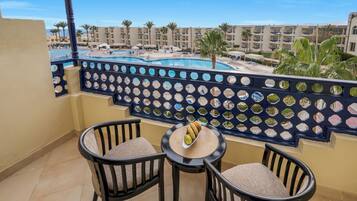 Suite, 1 King Bed, Pool View (Suite Pool View) | Terrace/patio