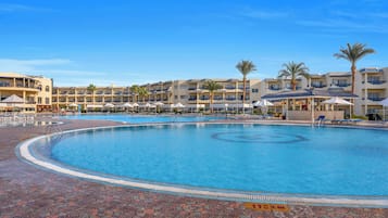 2 kolam renang outdoor, dengan cabana gratis dan payung kolam renang