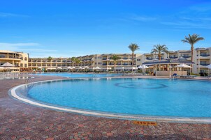 2 outdoor pools, open 8:00 AM to 5:30 PM, free pool cabanas