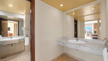 Suite, 1 kingsize-seng, bassengutsikt (Suite Pool View) | Bad | Kildevannsbadekar, hårføner og håndklær