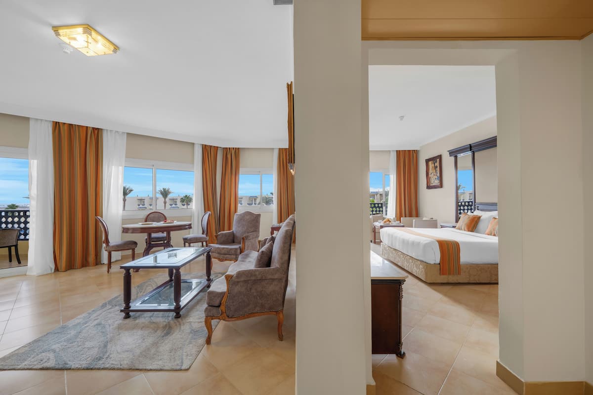 Suite, 1 cama King size, vista a la alberca (Suite Pool View) | 1 habitación, camas con pillow-top y minibar