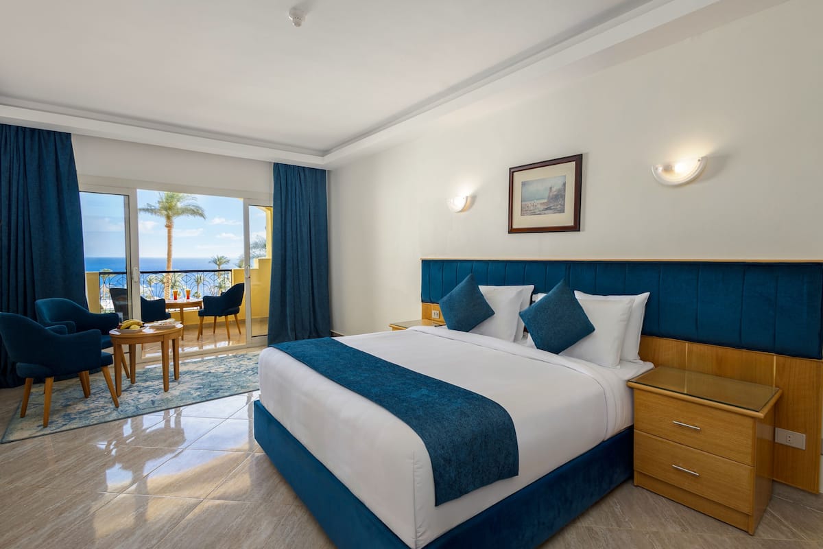 Deluxe Room, 1 Double Bed, Sea View | Pillowtop beds, minibar, in-room safe, blackout drapes