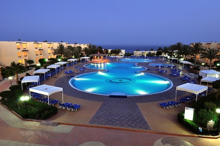 2 piscinas al aire libre, camas de piscina gratis, sombrillas