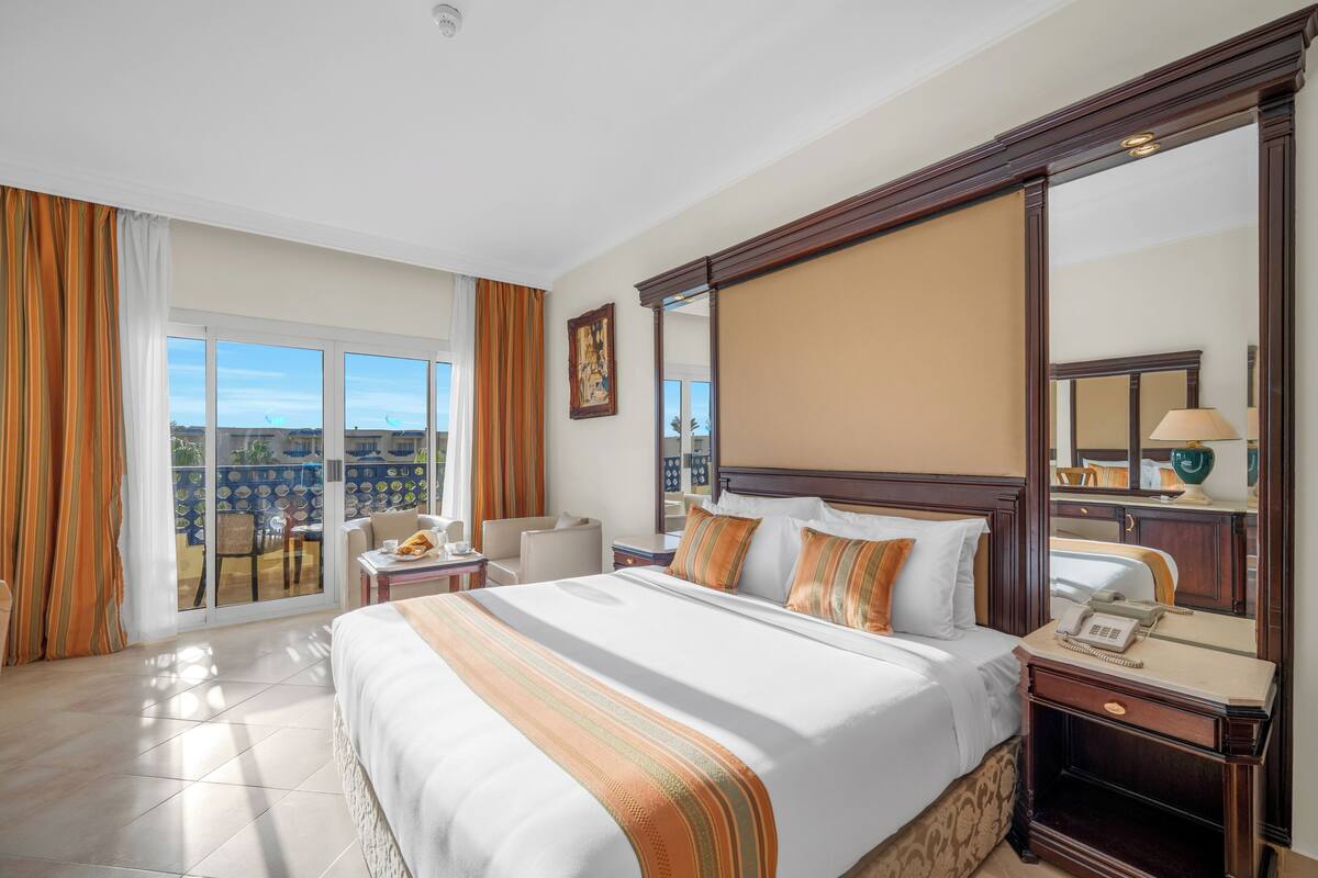suite, 1 king bed, pool view (suite pool view) | 1 bedroom, pillow-top beds, minibar, in-room safe