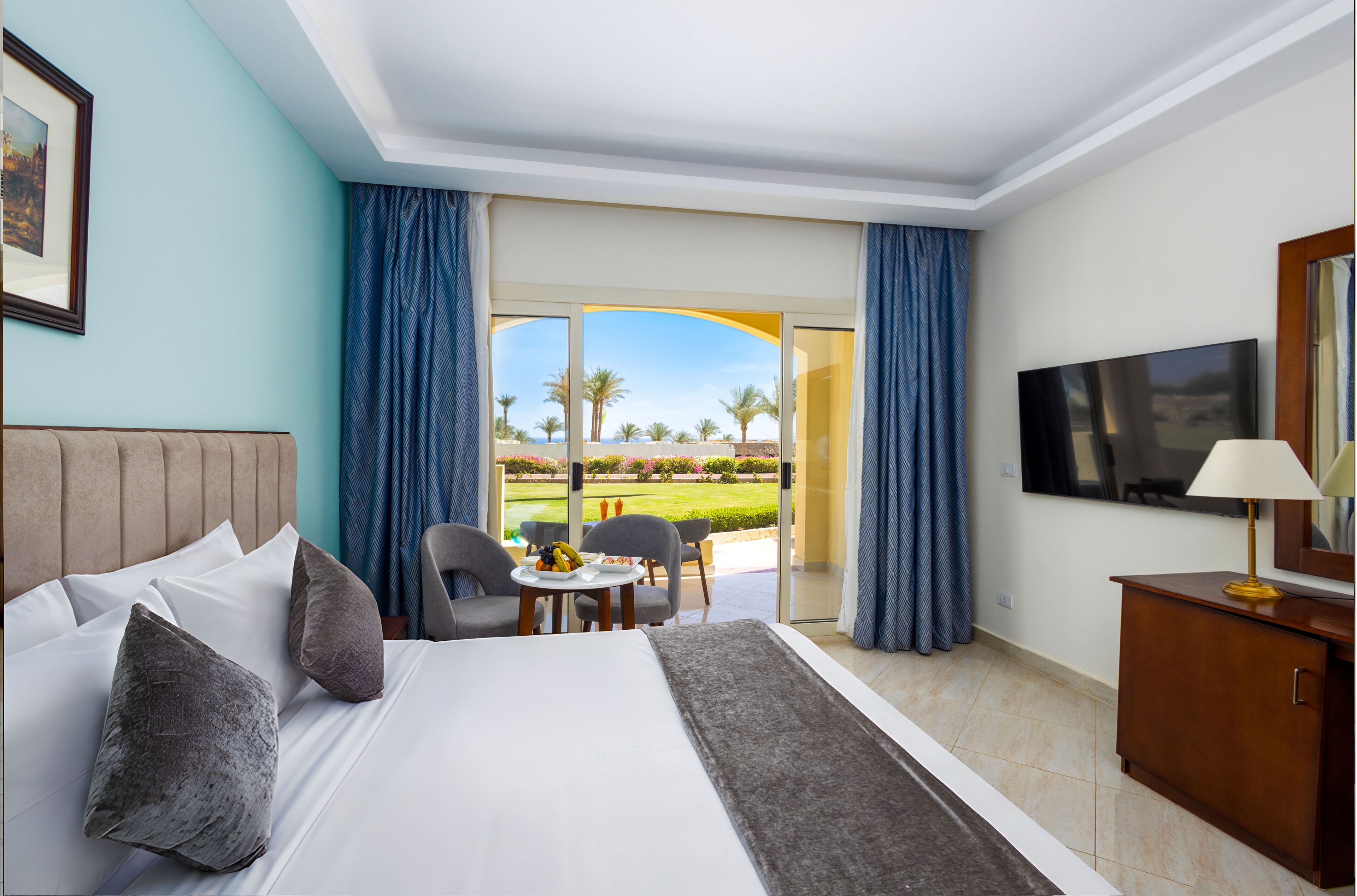 Deluxe Room, 1 Double Bed, Garden View | Pillowtop beds, minibar, in-room safe, blackout drapes