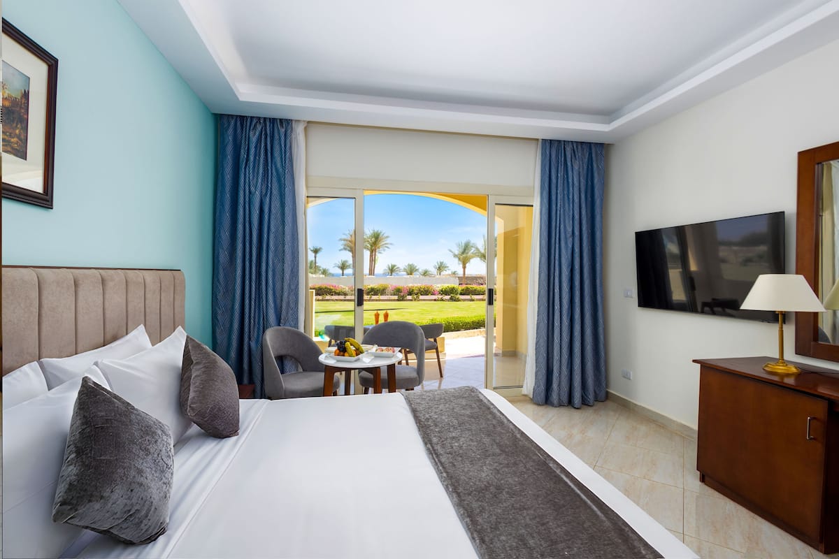 Deluxe Room, 1 Double Bed, Garden View | Pillowtop beds, minibar, in-room safe, blackout drapes