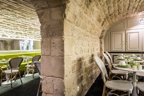 Se ofrece un desayuno bufé (17 EUR por persona)