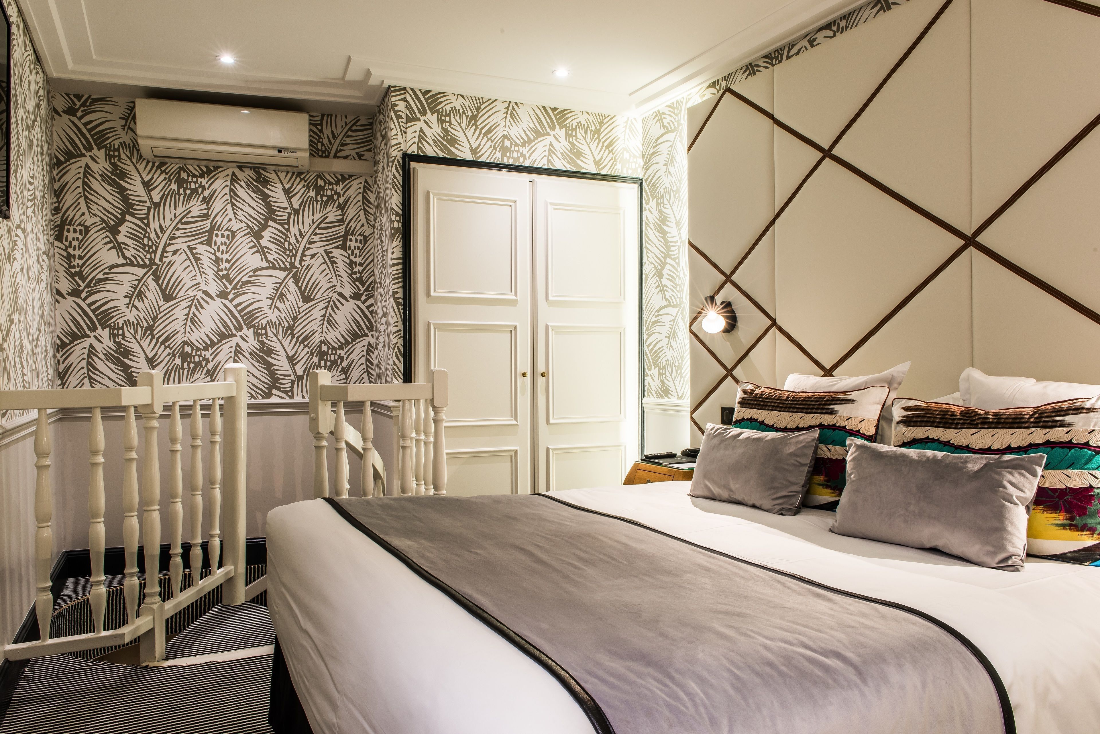 필로우탑 침대, 객실 내 금고, 책상, 암막 커튼