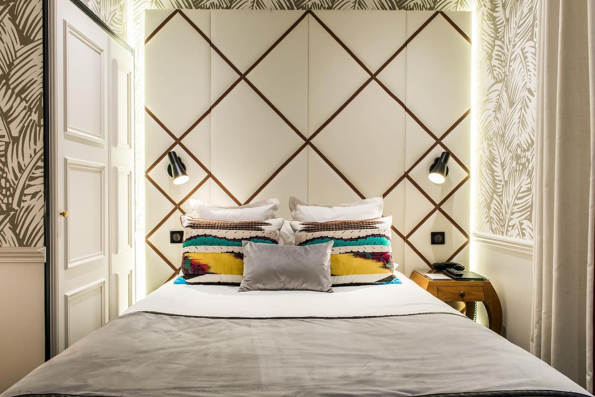 Dobbeltrom – classic | Senger med overmadrass, safe på rommet, skrivebord og blendingsgardiner