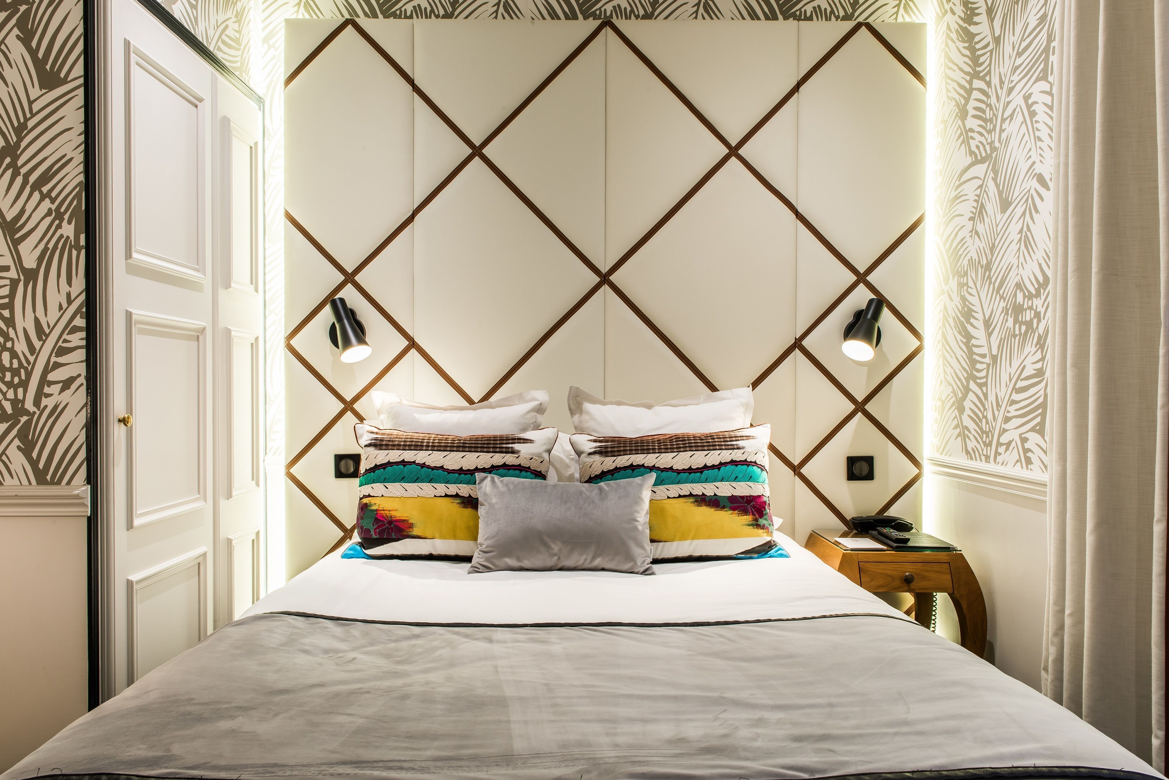 필로우탑 침대, 객실 내 금고, 책상, 암막 커튼