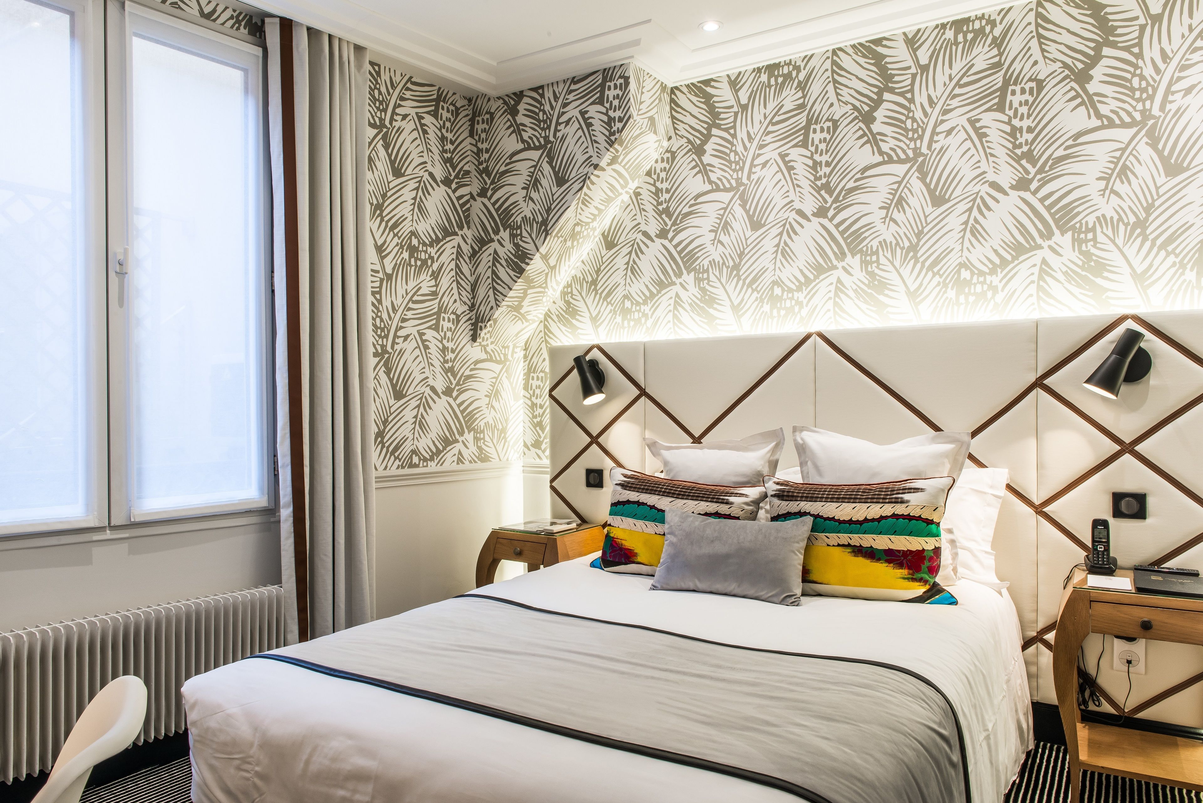 Superior driepersoonskamer | Pillowtop-bedden, een kluis op de kamer, een bureau