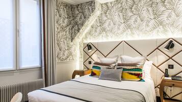 Superior driepersoonskamer | Pillowtop-bedden, een kluis op de kamer, een bureau