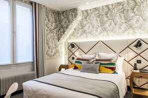 Tremannsrom – superior | Senger med overmadrass, safe på rommet, skrivebord og blendingsgardiner