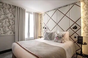 Pillowtop beds, in-room safe, desk, blackout drapes - Hôtel Jardin le Bréa (Paris)