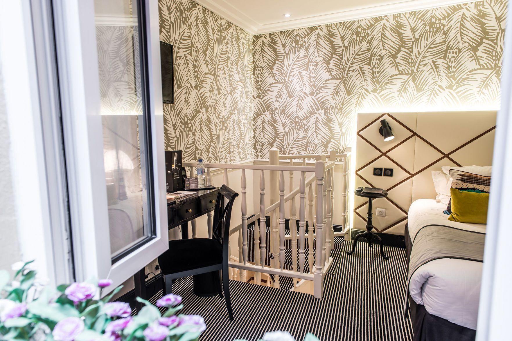 필로우탑 침대, 객실 내 금고, 책상, 암막 커튼