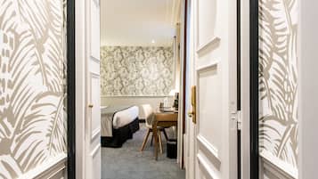 Surmatelas, coffres-forts dans les chambres, bureau, rideaux occultants