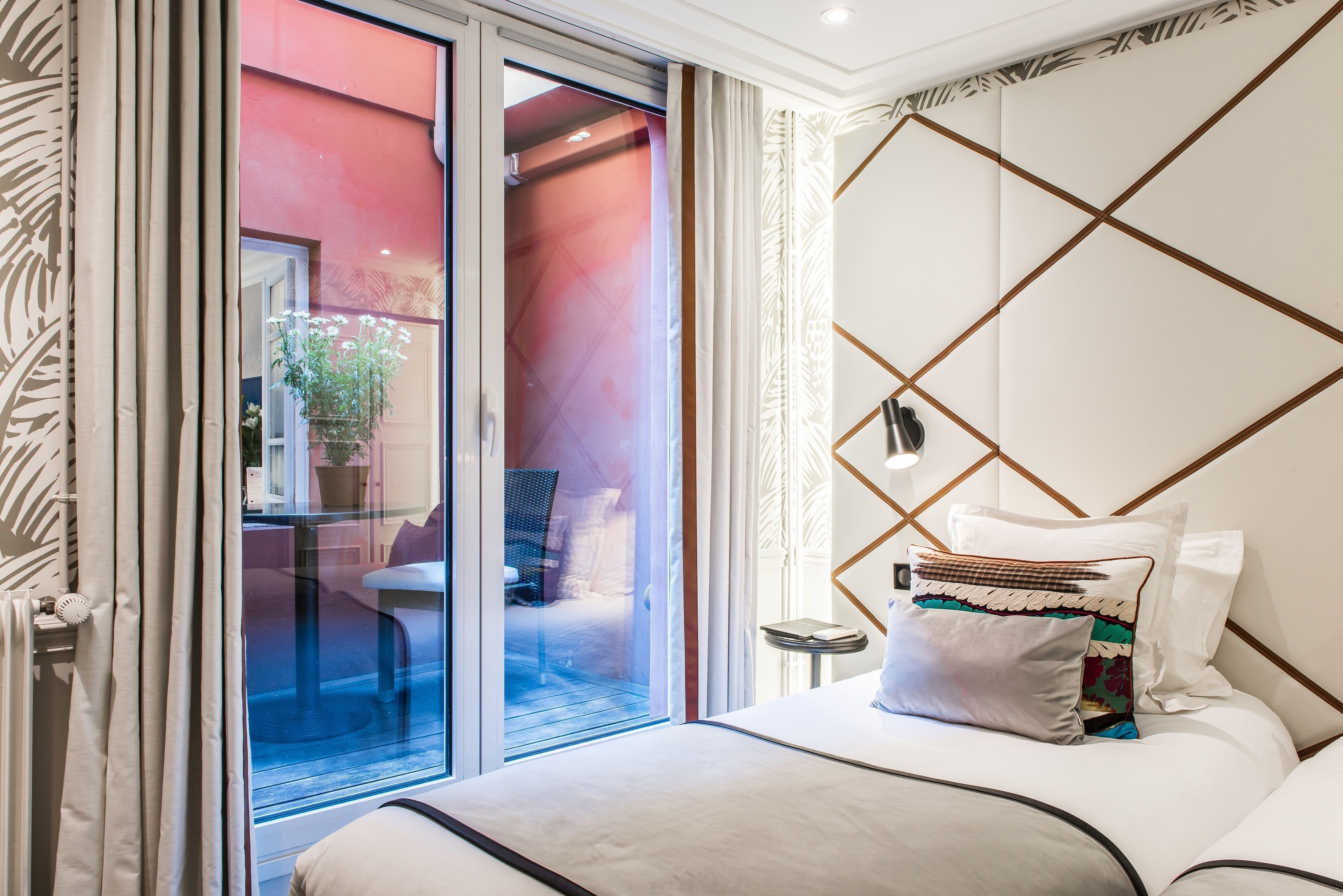 필로우탑 침대, 객실 내 금고, 책상, 암막 커튼