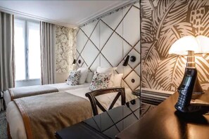 Habitación clásica con 2 camas individuales | Colchones con acolchado adicional, caja fuerte, escritorio