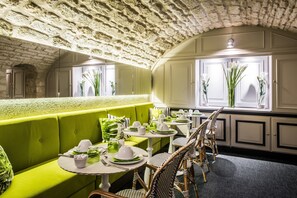 Daily buffet breakfast for a fee - Hôtel Jardin le Bréa (Paris)