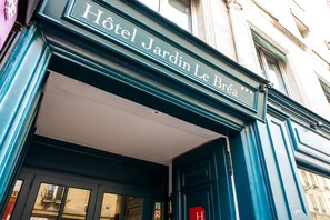 Front of property - Hôtel Jardin le Bréa (Paris)