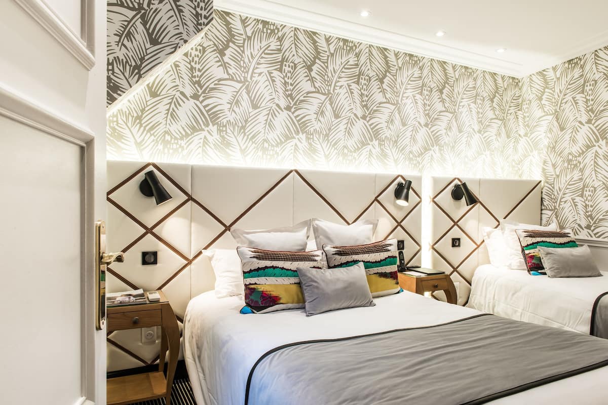 Quarto triplo superior | Camas com colchões pillow-top, cofres nos quartos, escrivaninha