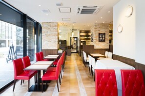 每日付費供應吃到飽早餐