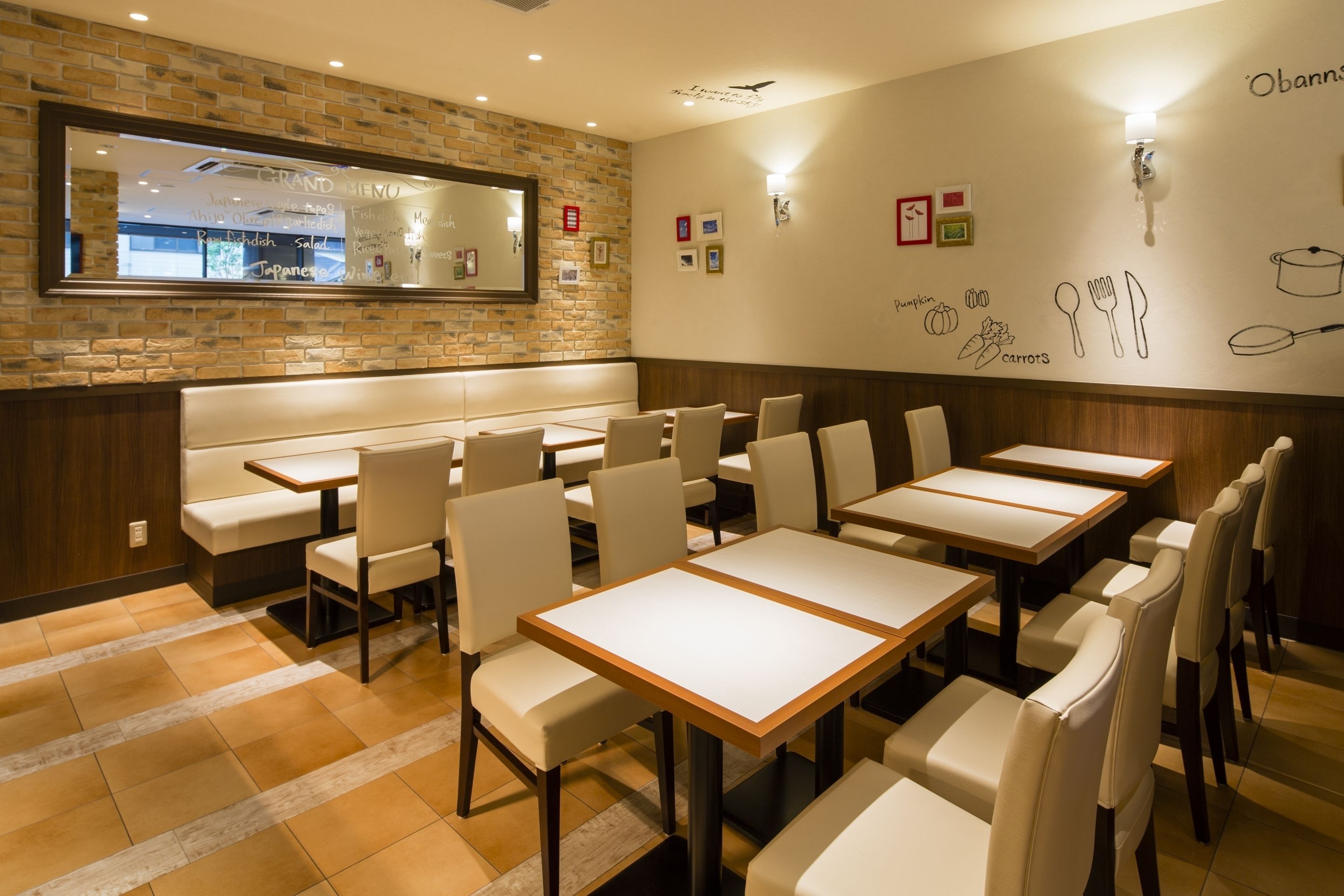 Ein Restaurant mit Sitzecken und Tischen, einer Ziegelwand und einer Speisekarte.