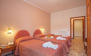 Minibar, in-room safe, desk, free cots/infant beds - Hotel Caruso (Massa Lubrense)