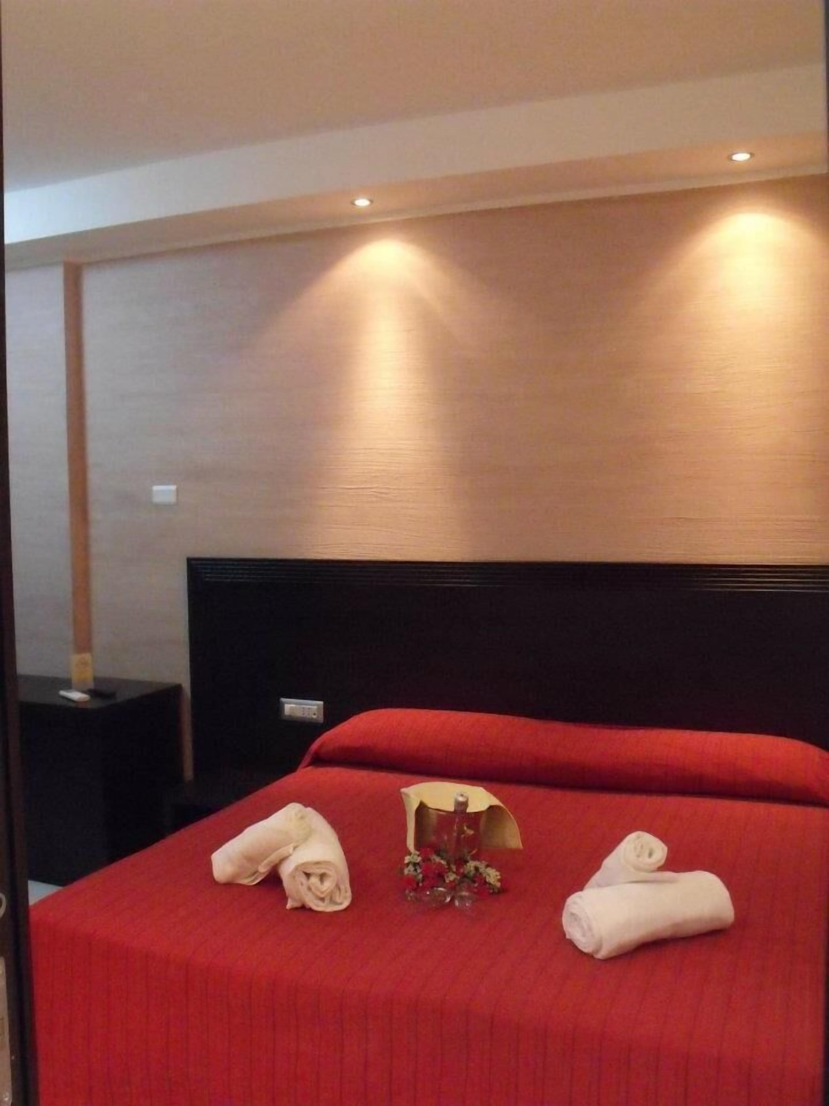Egyptian cotton sheets, premium bedding, minibar, individually furnished