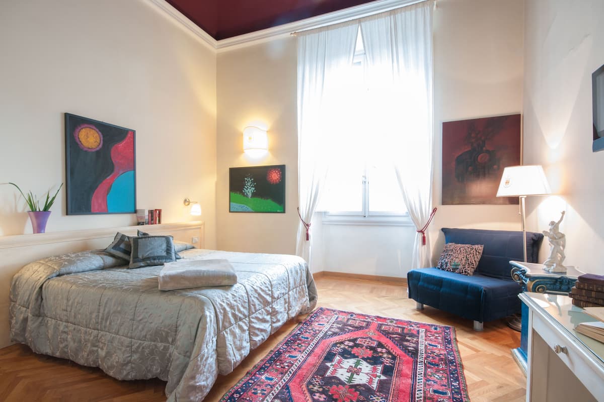 Driepersoonskamer | Hypoallergeen beddengoed, een minibar, een bureau, geluiddichte muren