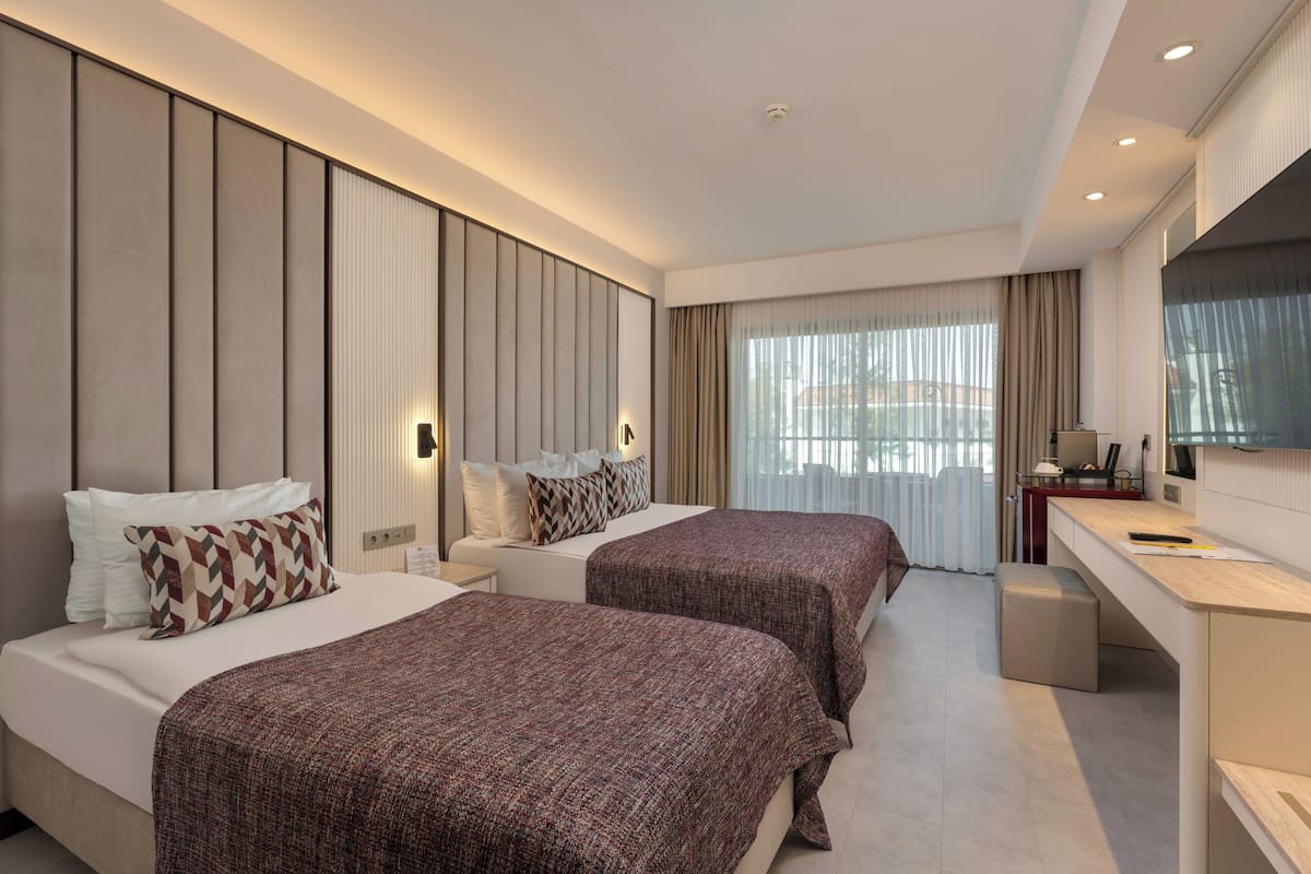 Premium bedding, free minibar, in-room safe, desk