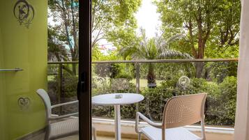 Habitación estándar, vista al jardín | Balcón