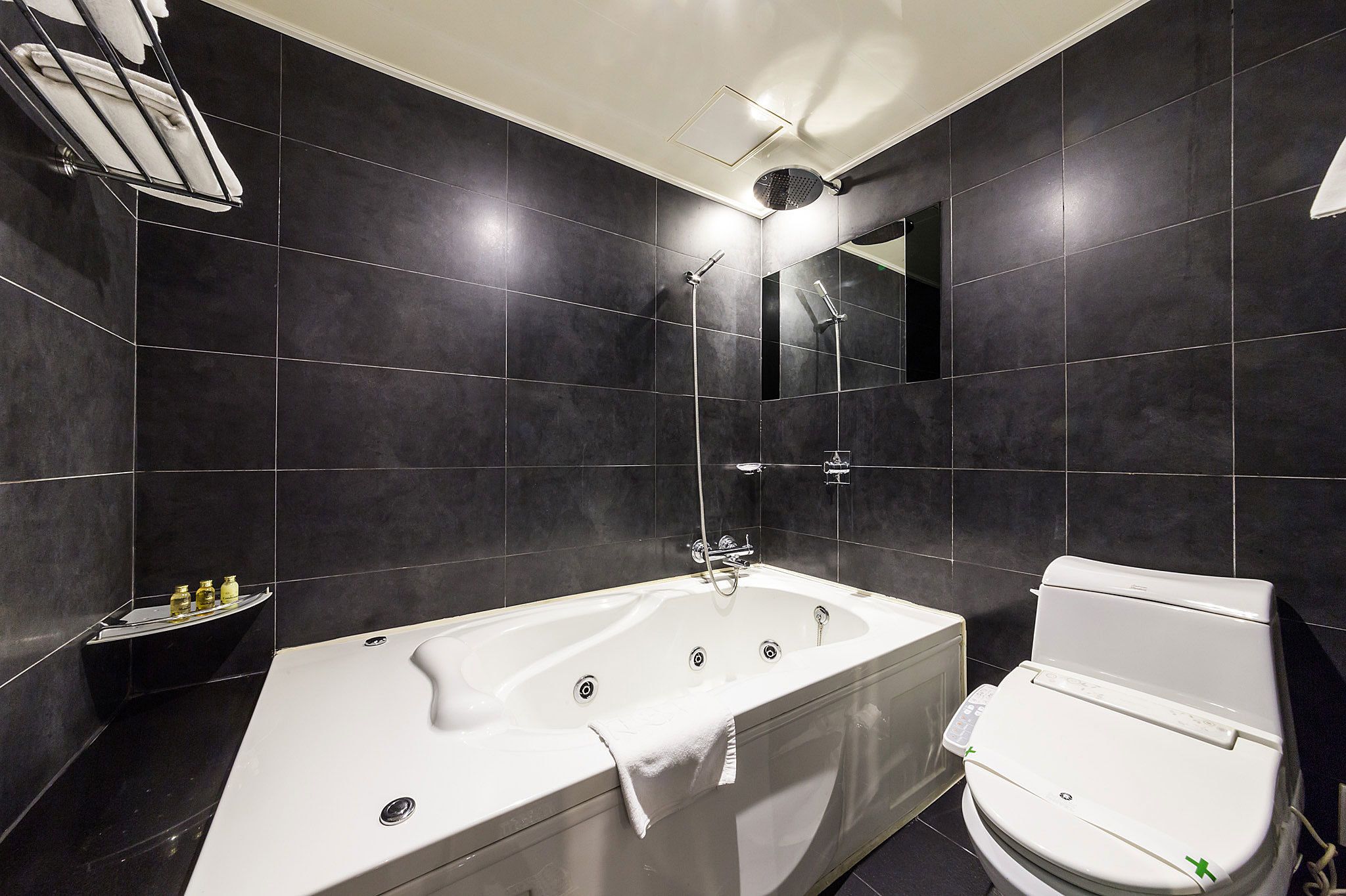 Ein modernes Badezimmer mit Badewanne, Toilette und Dusche.