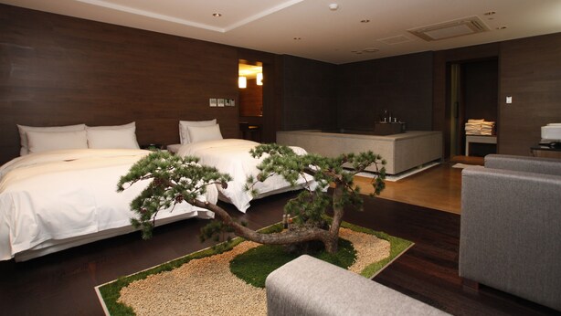 #1202 Petit Jardin