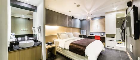 Deluxe-dobbeltværelse | Dundyner, minibar, pengeskab på værelset, individuelt design