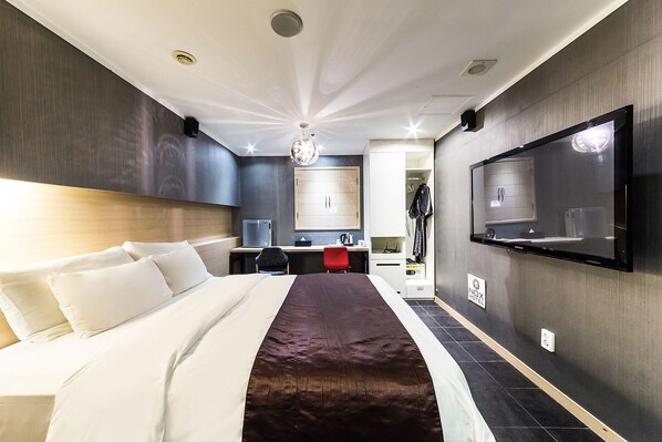 Deluxe Double Room | Down comforters, minibar, in-room safe, individually decorated