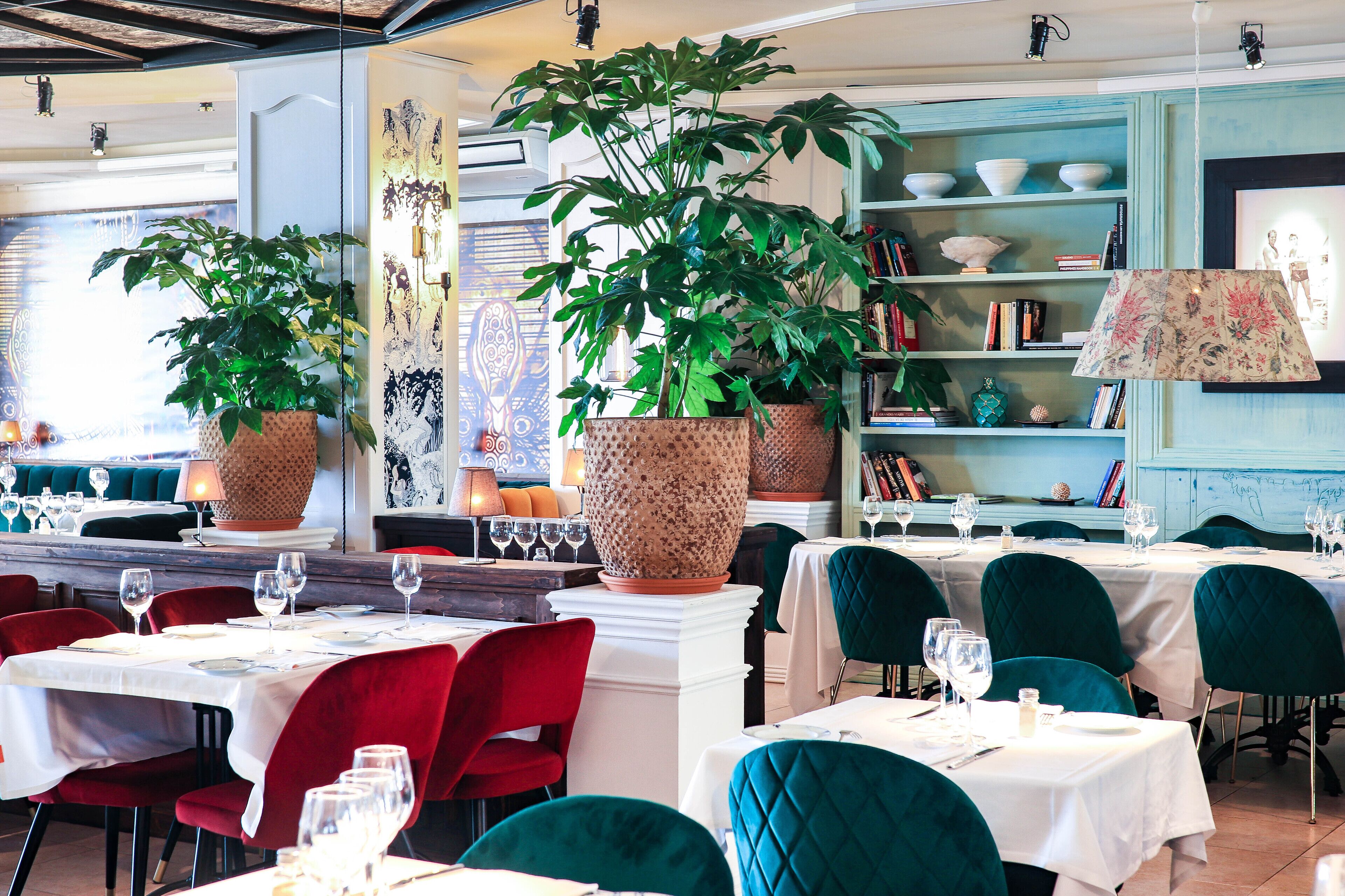 Serveert ontbijt, lunch, diner, Mediterrane gerechten 