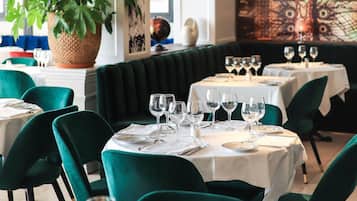 Petit déjeuner, déjeuner et dîner servis sur place